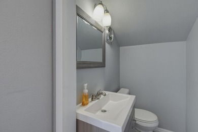 This spacious and move-in ready 7500-sf Ashland estate with 2 - photo 43