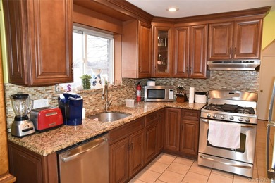 Pelham Parkway Area Two family Brick semi detached, Top floor - photo 9