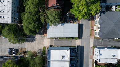 Set in Savannah's Historic Landmark District, 711 Tattnall - photo 3