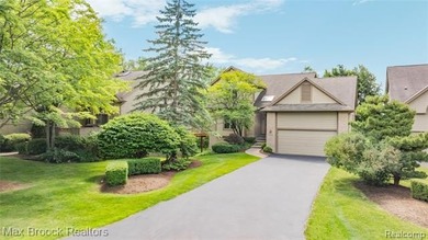 Welcome home to 4860 Lagoons Circle! This exceptional - photo 3