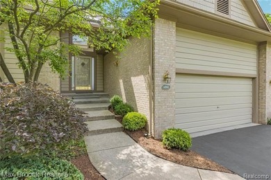 Welcome home to 4860 Lagoons Circle! This exceptional - photo 5