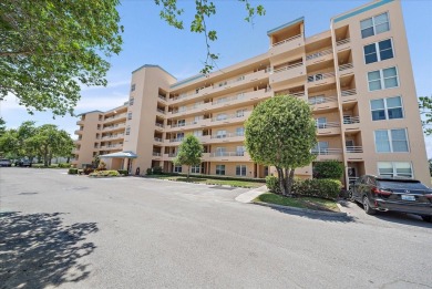 Lake Condo For Sale in Bradenton, Florida