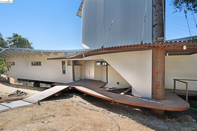 The Shipwreck House: inspired by the serpentine profiles found - photo 3