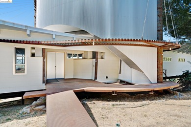 The Shipwreck House: inspired by the serpentine profiles found - photo 4