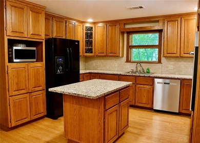 Wonderful home offering the perfect blend of comfort - photo 12