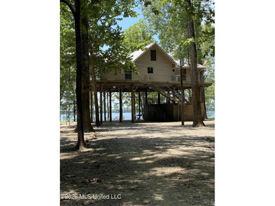 -18-20 feet off of the ground -3 Bedrooms -2 Full Baths - photo 2