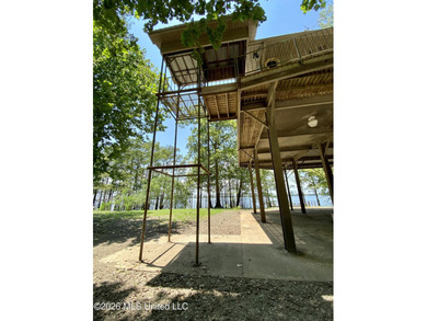 -18-20 feet off of the ground -3 Bedrooms -2 Full Baths - photo 5
