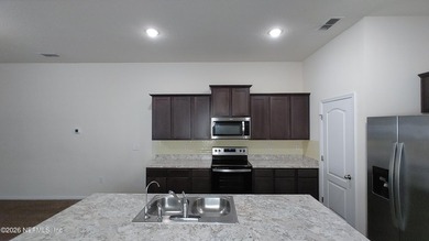 Amazing well Kept 3Bed/2Bath almost new well kept home in the - photo 9