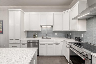 Sophisticated coastal living in the heart of Historic Downtown - photo 9