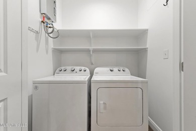 Welcome to this beautifully maintained 3-bedroom, 2-bath home - photo 21