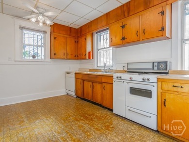 Classic Live Oak bungalow on a corner lot with all the right - photo 8