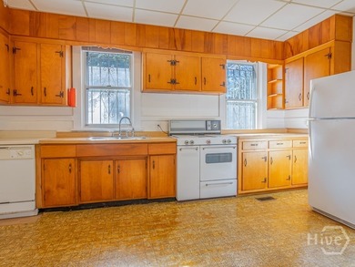 Classic Live Oak bungalow on a corner lot with all the right - photo 9
