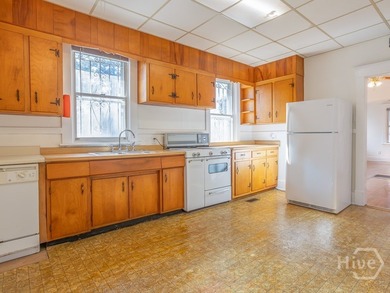 Classic Live Oak bungalow on a corner lot with all the right - photo 10