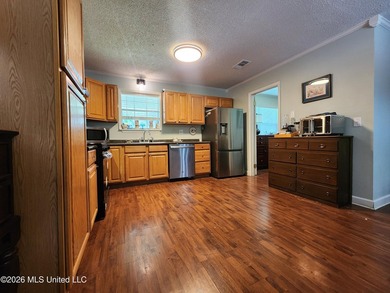 This 3 bedroom, 2 bath home is a spacious ranch-style home - photo 8