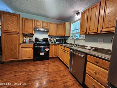 This 3 bedroom, 2 bath home is a spacious ranch-style home - photo 10