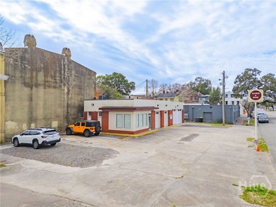 902 Montgomery Street presents a rare opportunity to acquire a - photo 4