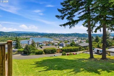 Perched atop the desirable Telegraph Hill in Coos Bay, this - photo 6