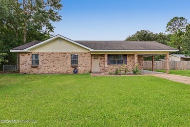 This light-filled starter home in Waveland is a must-see! - photo 1
