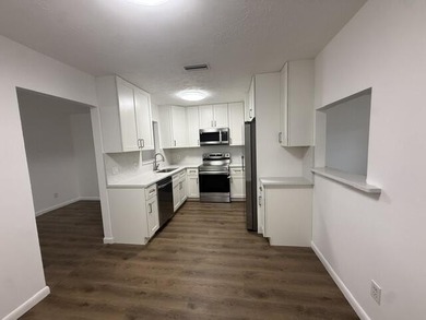 Beautifully remodeled Three-bedroom, two-bathroom single-story - photo 4