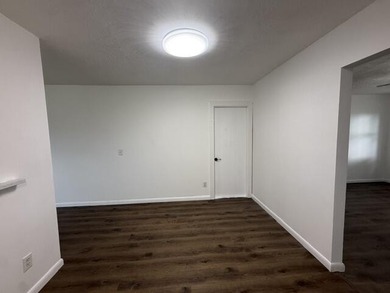 Beautifully remodeled Three-bedroom, two-bathroom single-story - photo 7