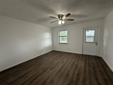 Beautifully remodeled Three-bedroom, two-bathroom single-story - photo 8