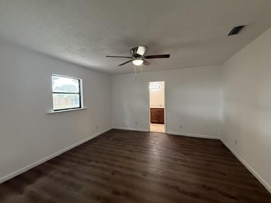 Beautifully remodeled Three-bedroom, two-bathroom single-story - photo 9