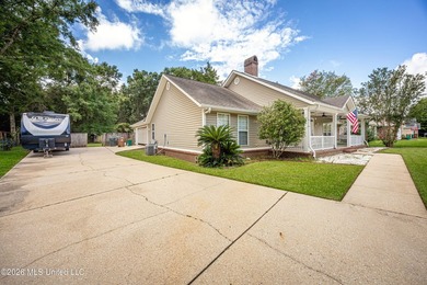 Beautiful home located in the heart of Woolmarket on a quiet Cul - photo 3