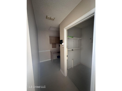 This 1,823 SF medical office building is move-in ready and - photo 16