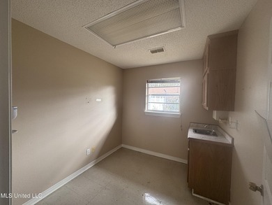 This 1,823 SF medical office building is move-in ready and - photo 27