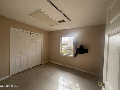 This 1,823 SF medical office building is move-in ready and - photo 28