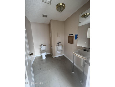 This 1,823 SF medical office building is move-in ready and - photo 35