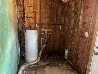 This 3 bedroom, 1 bathroom home sits in Savannah's Avondale - photo 4
