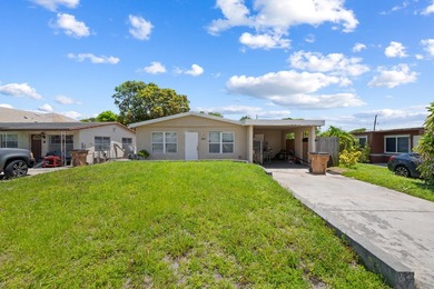 Single family home located east of I95 in Deerfield Beach. This - photo 2