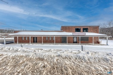 This prime commercial space is located conveniently right off of