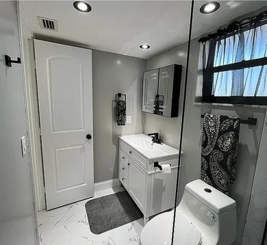 Beautifully remodeled and move-in ready, immaculate 1bedroom - photo 13