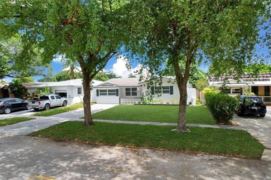 WELCOME TO THIS STUNNING HOME IN HOLLYWOOD HILLS, TOYALLY - photo 2