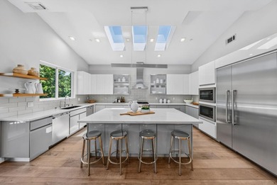 Modern design and exceptional craftsmanship define this stunning - photo 7