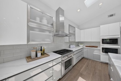 Modern design and exceptional craftsmanship define this stunning - photo 9