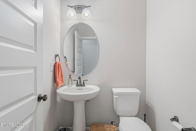 Welcome to 102 East Fortenberry St! This move-in ready 3-bedroom - photo 17