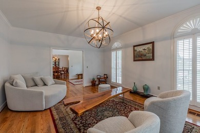 ELEGANT HOME, FIRST TIME ON THE MARKET! Welcome to this stunning - photo 18