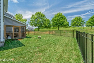 Welcome to 102 East Fortenberry St! This move-in ready 3-bedroom - photo 31