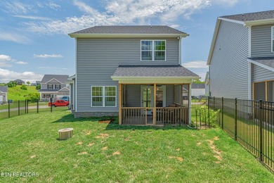 Welcome to 102 East Fortenberry St! This move-in ready 3-bedroom - photo 32