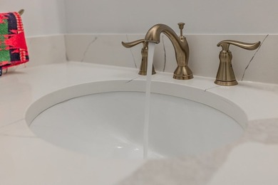 ELEGANT HOME, FIRST TIME ON THE MARKET! Welcome to this stunning - photo 37