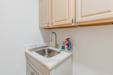 ELEGANT HOME, FIRST TIME ON THE MARKET! Welcome to this stunning - photo 38