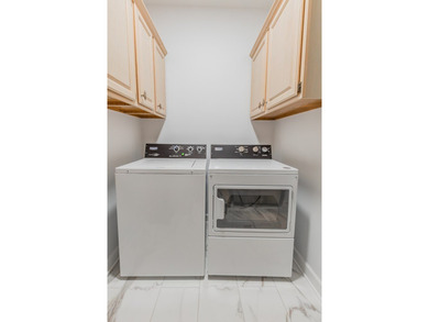 ELEGANT HOME, FIRST TIME ON THE MARKET! Welcome to this stunning - photo 39