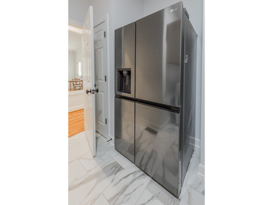 ELEGANT HOME, FIRST TIME ON THE MARKET! Welcome to this stunning - photo 40