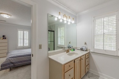 ELEGANT HOME, FIRST TIME ON THE MARKET! Welcome to this stunning - photo 48