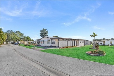 Don't miss this one! Rare end unit on a quiet Cul-De-Sac and an - photo 2