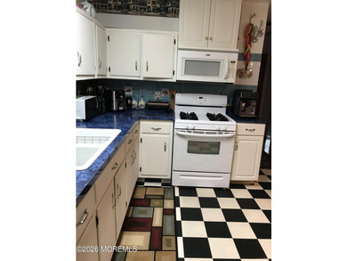 Pride of ownership abounds in this lovingly maintained 2 bedroom - photo 19