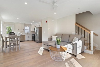 Like-new luxury 2-bedroom, 2.5-bath end-unit townhome in an - photo 9